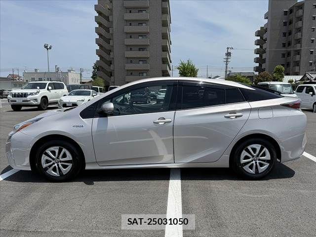 Toyota PRIUS 2018-02 6816636-11