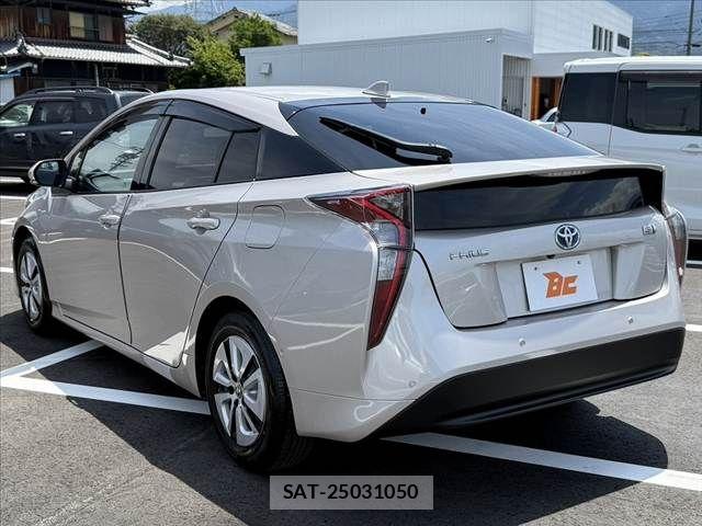 Toyota PRIUS 2018-02 6816636-12