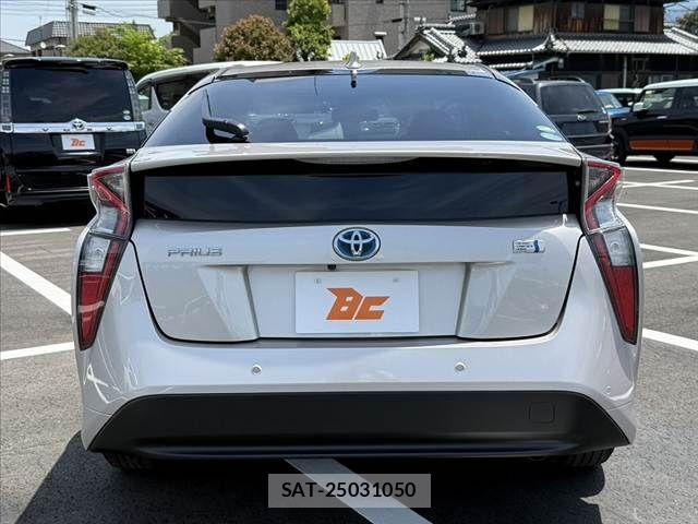 Toyota PRIUS 2018-02 6816636-13