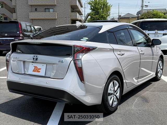 Toyota PRIUS 2018-02 6816636-14