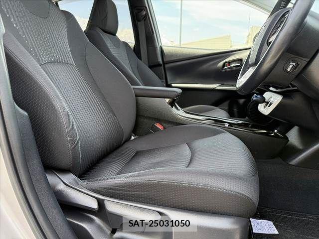 Toyota PRIUS 2018-02 6816636-15