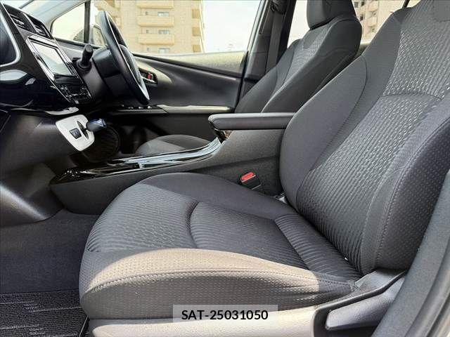 Toyota PRIUS 2018-02 6816636-16