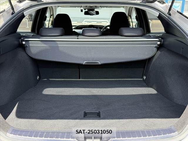 Toyota PRIUS 2018-02 6816636-18