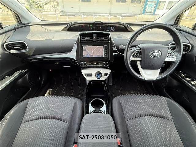 Toyota PRIUS 2018-02 6816636-1