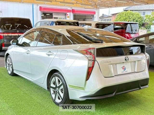 Toyota PRIUS 2016-01 6816644-13