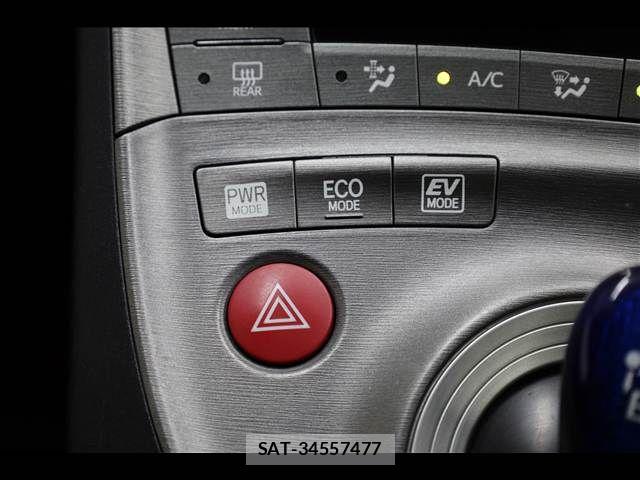Toyota PRIUS 2015-03 6816667-16