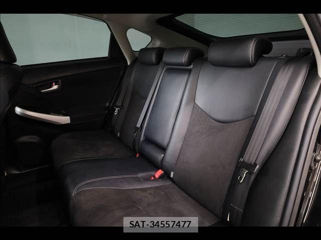 Toyota PRIUS 2015-03 6816667-18
