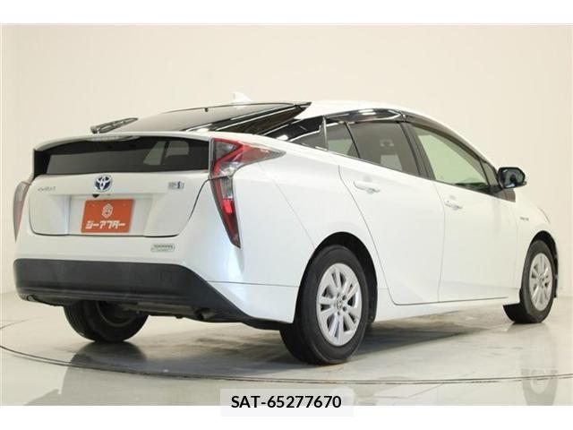Toyota PRIUS 2017-08 6911294-13
