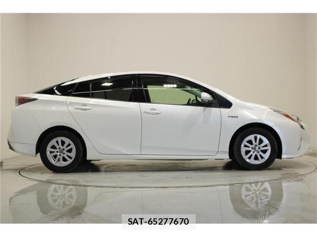 Toyota PRIUS 2017-08 6911294-14