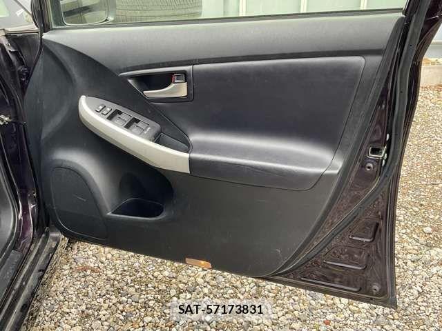 Toyota PRIUS 2013-01 6911323-12