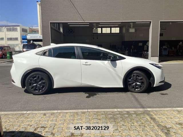 Toyota PRIUS 2023-05 6911231-16