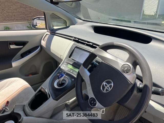 Toyota PRIUS 2011-06 6911476-11