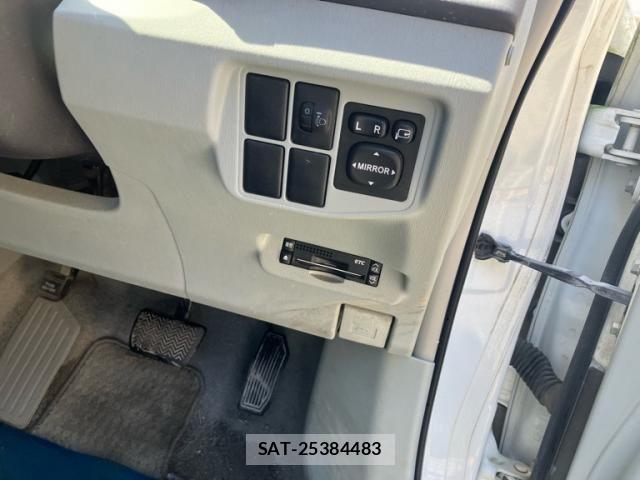Toyota PRIUS 2011-06 6911476-15
