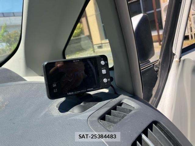 Toyota PRIUS 2011-06 6911476-21