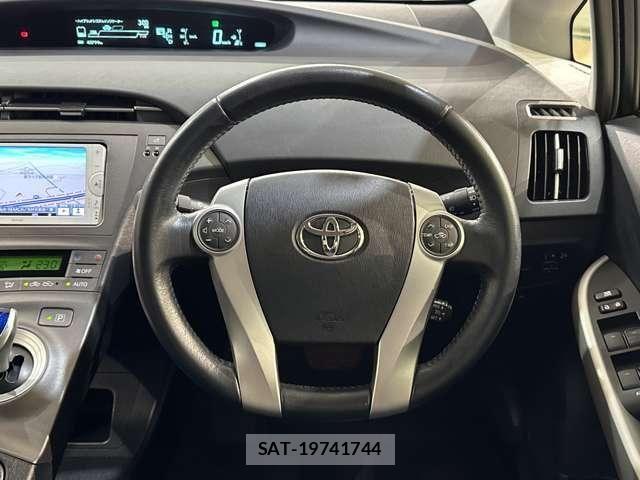 Toyota PRIUS 2012-08 6911306-9