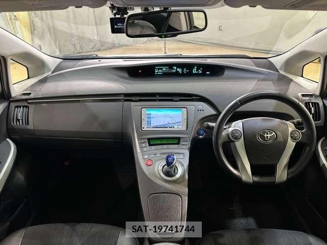 Toyota PRIUS 2012-08 6911306-16