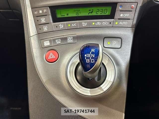 Toyota PRIUS 2012-08 6911306-24