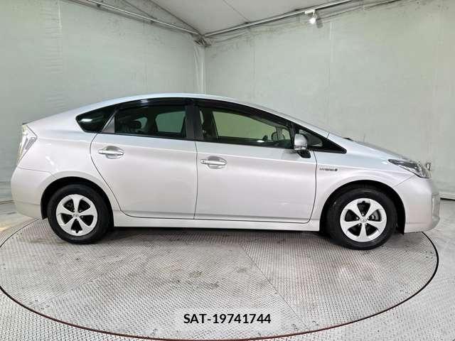 Toyota PRIUS 2012-08 6911306-3