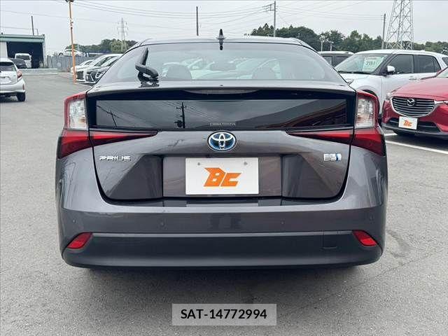 Toyota PRIUS 2022-02 6903617-13