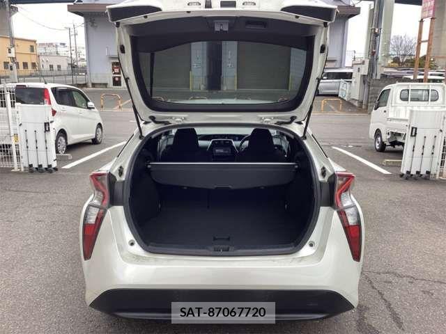Toyota PRIUS 2017-03 6911270-14