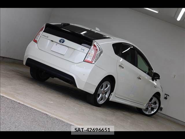 Toyota PRIUS 2012-11 7021281-11
