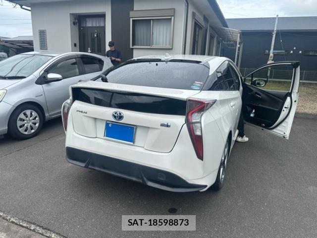 Toyota PRIUS 2016-01 7060272-3