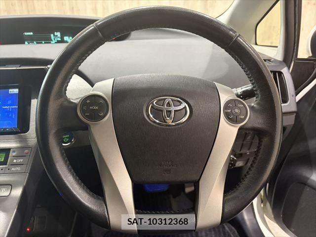 Toyota PRIUS 2013-05 7060281-11