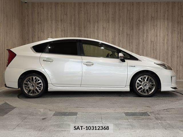 Toyota PRIUS 2013-05 7060281-15