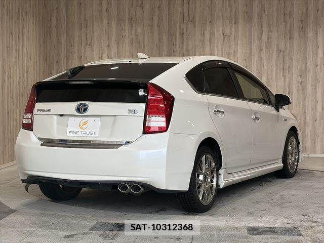 Toyota PRIUS 2013-05 7060281-16