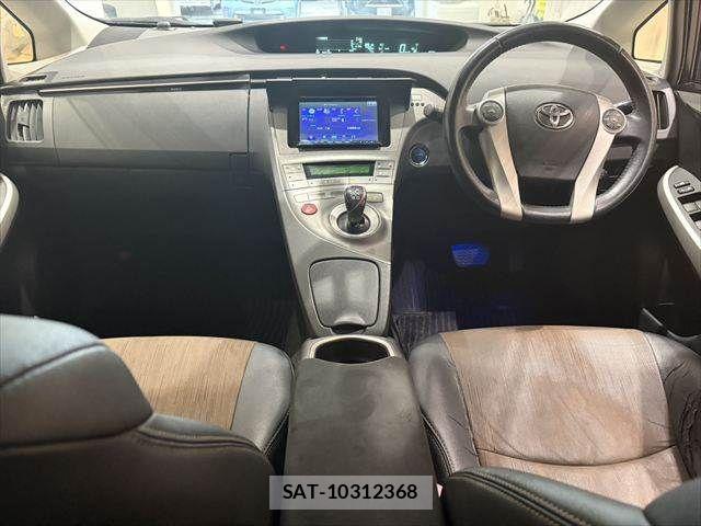 Toyota PRIUS 2013-05 7060281-2