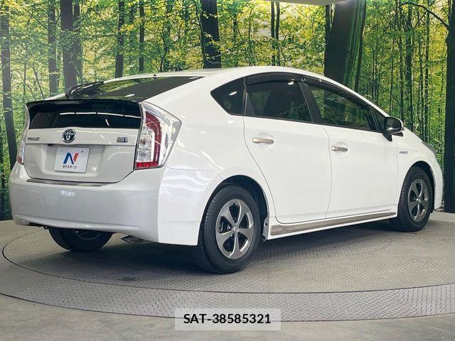 Toyota PRIUS 2015-01 7060275-16