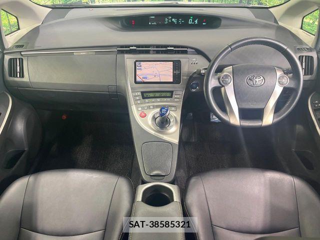 Toyota PRIUS 2015-01 7060275-1