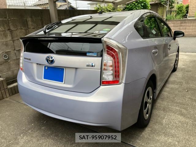 Toyota PRIUS 2013-10 7060314-2
