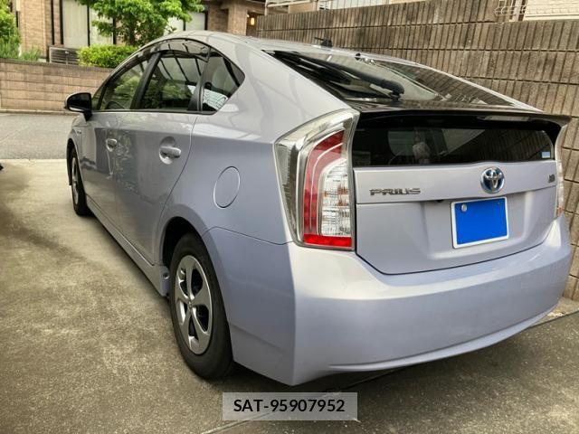 Toyota PRIUS 2013-10 7060314-3