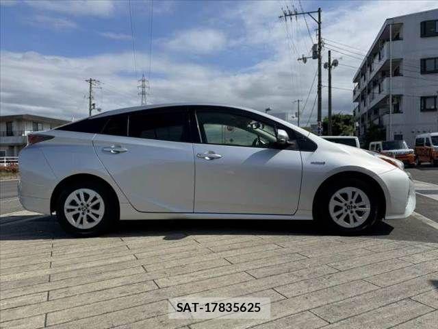 Toyota PRIUS 2017-02 7060264-11