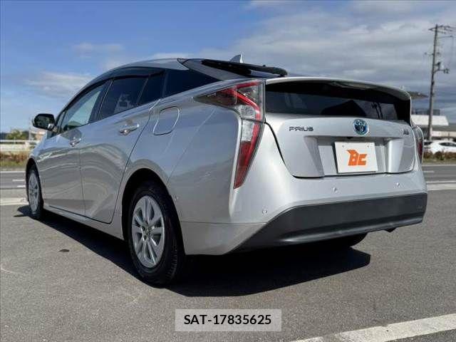 Toyota PRIUS 2017-02 7060264-12