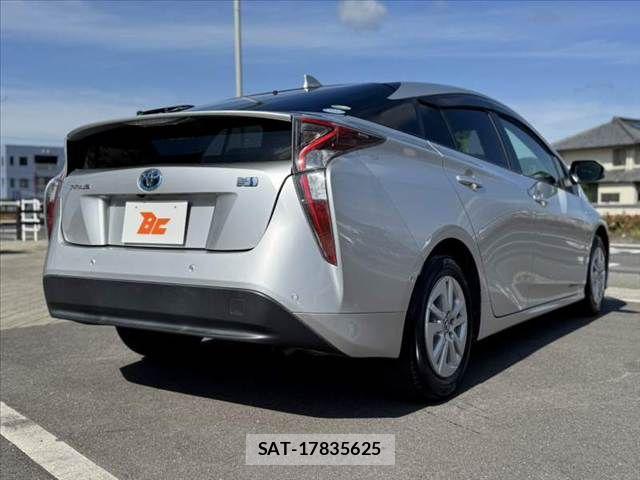 Toyota PRIUS 2017-02 7060264-14