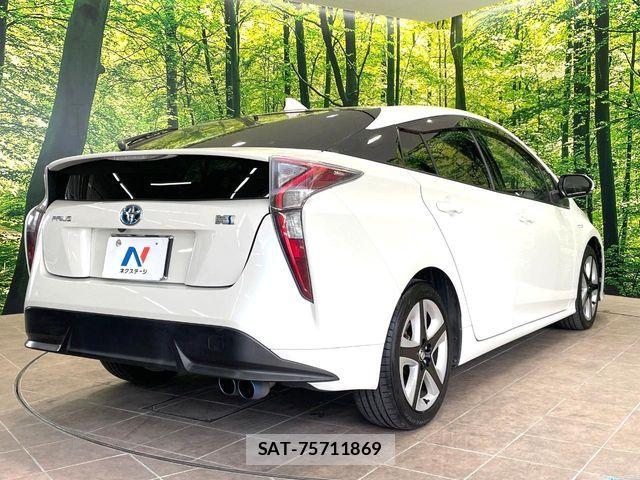 Toyota PRIUS 2016-05 7060258-16