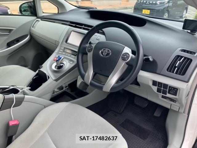 Toyota PRIUS 2013-02 7060288-10