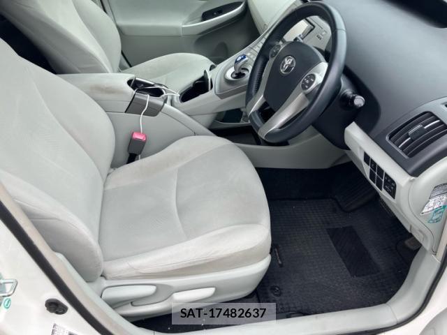 Toyota PRIUS 2013-02 7060288-11