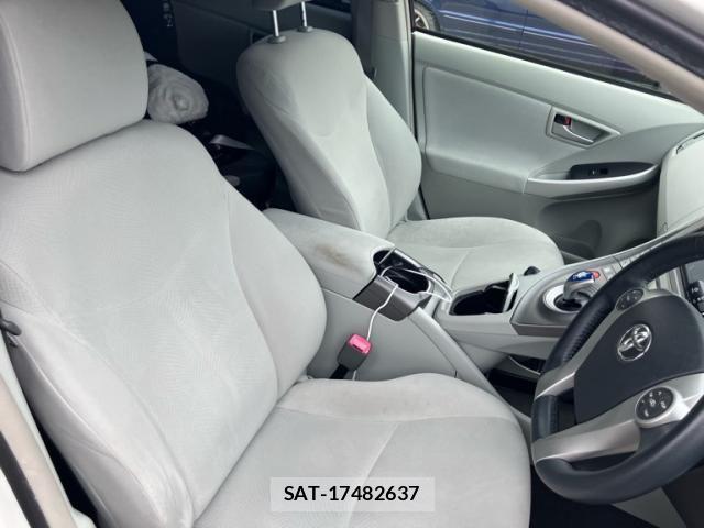 Toyota PRIUS 2013-02 7060288-12