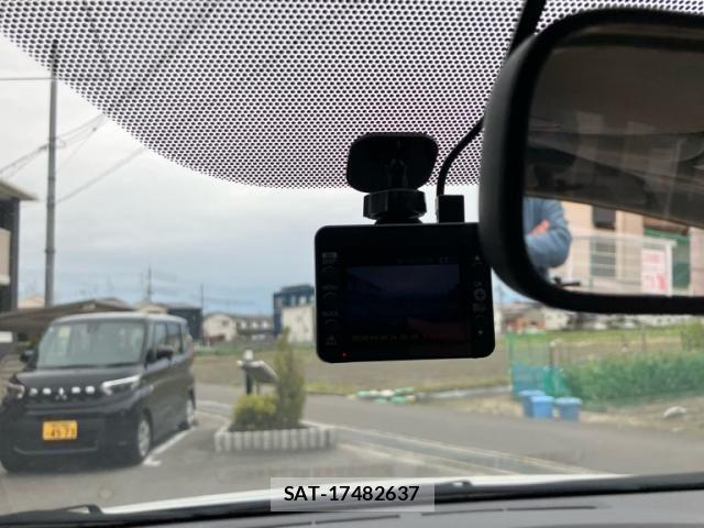 Toyota PRIUS 2013-02 7060288-21