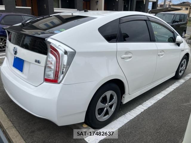 Toyota PRIUS 2013-02 7060288-2