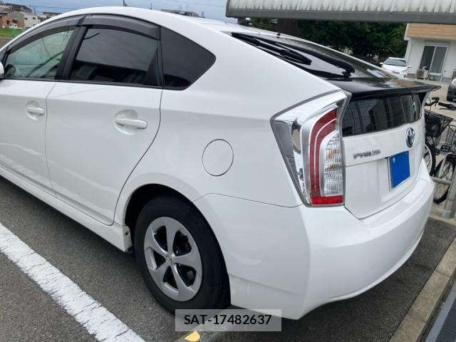 Toyota PRIUS 2013-02 7060288-3