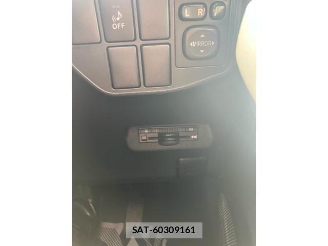 Toyota PRIUS 2015-09 7223684-16