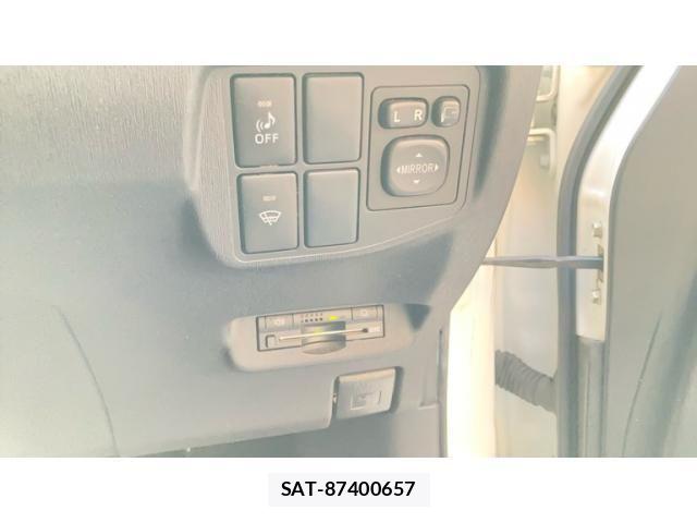 Toyota PRIUS 2012-04 7223648-23