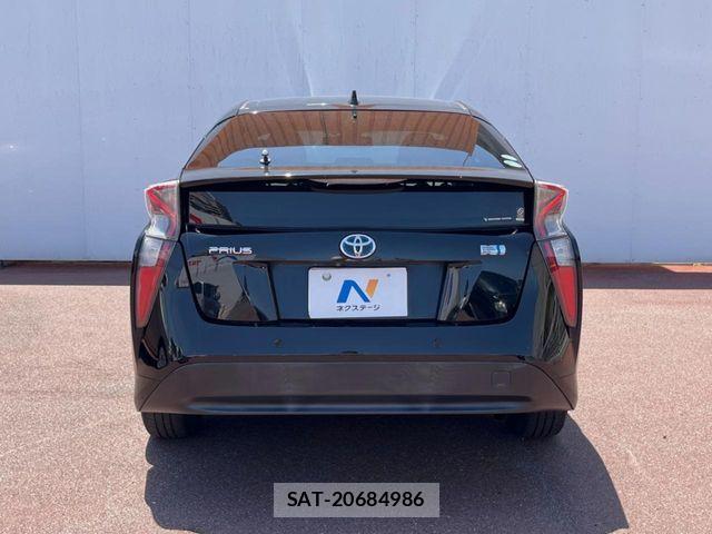 Toyota PRIUS 2017-06 7217153-14