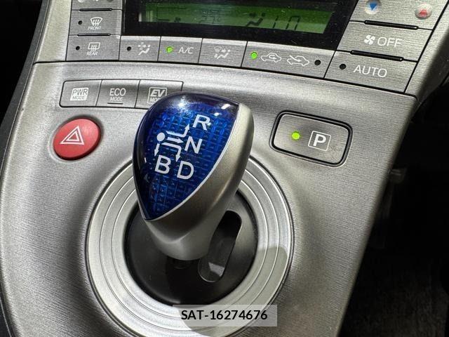 Toyota PRIUS 2013-10 7223673-24
