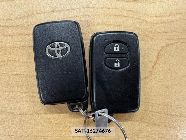 Toyota PRIUS 2013-10 7223673-29