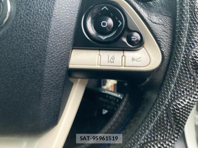 Toyota PRIUS 2018-01 7218164-16